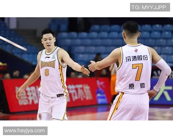 八一队与首钢激战正酣谁将赢得这场篮球巅峰对决的荣耀